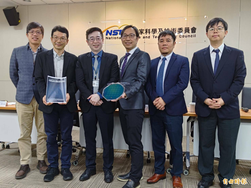 臺灣半導體技術再突破 物理系團隊開發超薄鐵電電晶體
